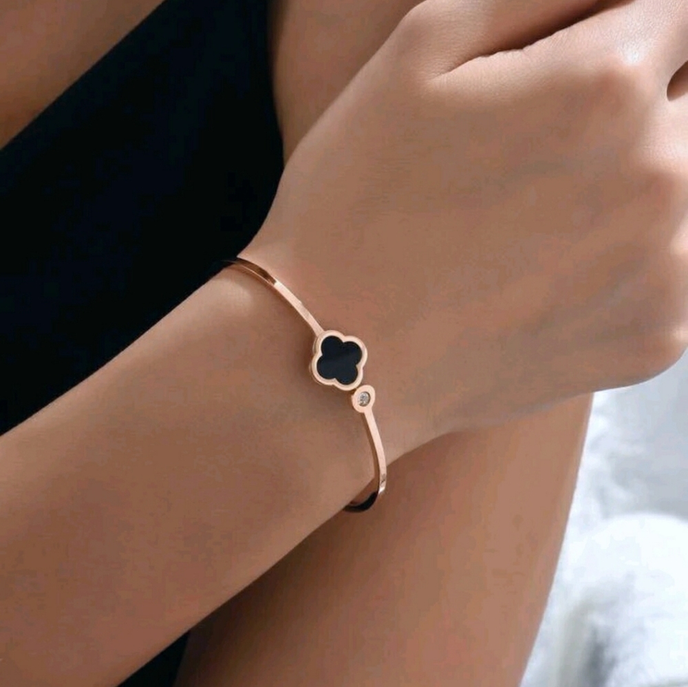 ✨️🍀 Gold Rhinestone & Flower Bracelet